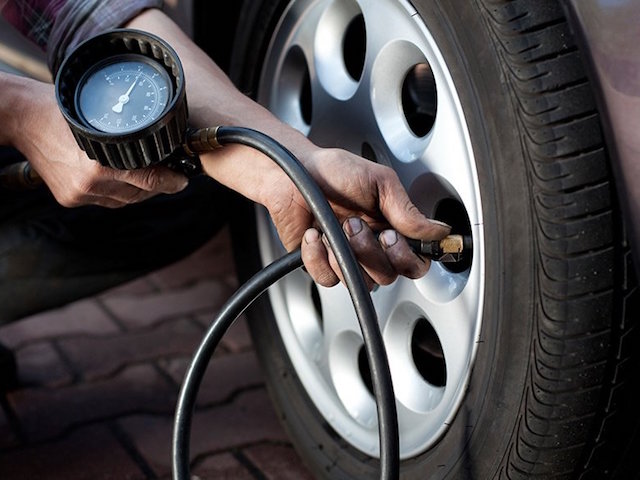 How to use a tire air pump is safer